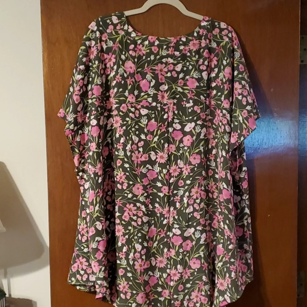 Gorgeous Floral Blouse 4X - Picture 4 of 4